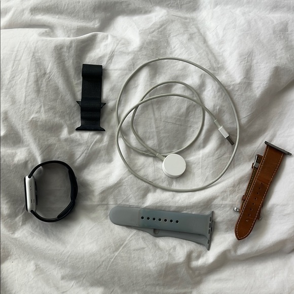 Apple Watch Series 3 & Milanese Loop Band - Picture 4 of 6